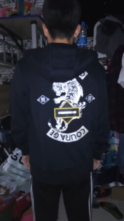 东西收到了，质量很好，很满意。衣服很合身，舍友都说挺好看的。