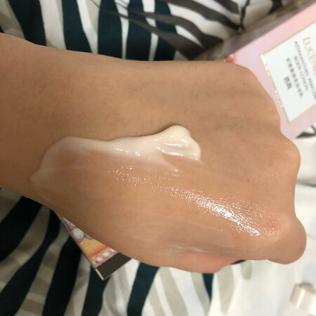 赶着双十一活动买了两瓶，价格是非常优惠的，京东配送第二天就到了。我打开了粉色的这瓶使用，留香还是挺长的 ，味道还可以吧 有股檀香味？ 使用感挺好 不油腻 好吸收