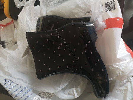 雨鞋好看又轻便穿脱方便京东送货上门方便快捷一天就到了再也不怕雨水天气了