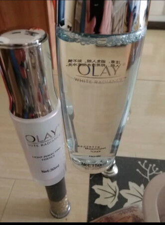 使用感受：感觉不是很浓稠 很好吸收  
适合肤质：我是中性肤质 没有跟刺鼻 也没有任何异常
吸收效果：很好吸收。     皮肤嫩嫩的。             
保湿效果：保湿特挺好的。
