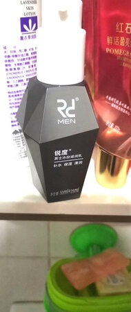 一直用这个牌子，真心不错，关键控油，还送赠品