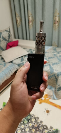 造型是这个样子的，摔过几次，没有摔坏过，还是很值得的。