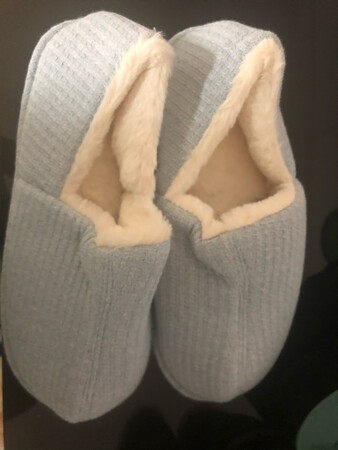 买了好几双这个牌子的鞋，之前也买过别人家的不如这家穿着舒服，尤其是外穿的那双，又暖和又轻盈特别好穿。喜欢这个颜色，给妈妈也买了一双，她脚怕冷适合穿这种有包跟的，毛毛很柔软很舒服，喜欢这种款式这样的，以后还会再来