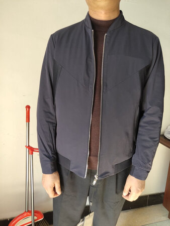 服务周到，物流迅速包装完好。衣服不错质量很好