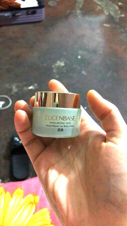 特别，划算，好用。晚上洗了澡就在唇上涂抹一层，第二天就很滋润，也会有一些死皮脱下。而且味道很清爽，涂抹也不感觉到油腻，觉得挺不错的的一款唇膜，主要还是便宜吧。价格和商品成了正比，用的放心。一瓶的量还可以用很久。