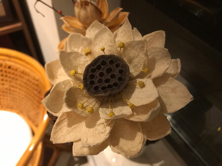 是第二次购买了，为更完美的插花。果然，加了一支后，更漂亮了。做工非常精致。喜欢得紧呢。