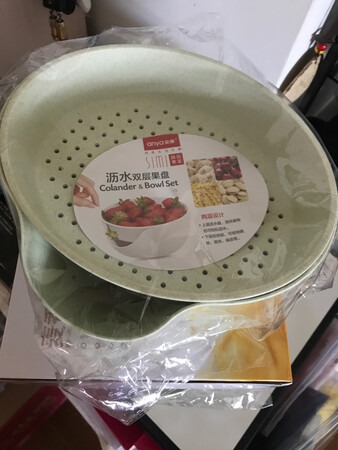 快递员服务态度很好，货品收到的也很快。货品感觉外观外形不错，容量也比较满意。