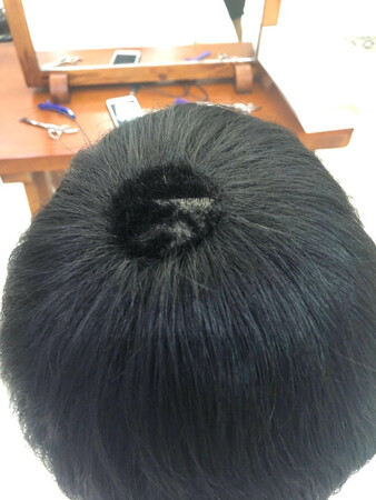 太失败的一个购物，昨天收到货，今天到理发店修剪，发现中间有个救生圈一样的突出来了，结果说我修剪了会影响第二次销售，不能退货，我不懂的是是次品如果没修剪就可以去骗人吗，是次品没修剪也就可以第二次销售吗？太抠门了。
