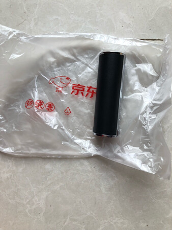口红很好，正品，颜色显白，比较喜欢薄涂，物流真的非常快，还会考虑其他色号