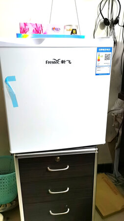 容量大小：正是我需要的办公室用。
外形外观：美观大方
制冷效果：很不错
保鲜效果：还在研究。