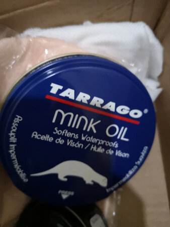 这一款鞋油是最近几年用的比较好的一款。平时一直喜欢穿皮鞋和皮质的包包，所以护理就成了头疼的事情。偶然在买皮包的过程中，专柜的服务员帮忙清理一个划痕，就拿了这款油，用后整个皮包非常光滑和亮丽。于是他推荐了同牌子的鞋油，用了确实不错，值得推荐！！