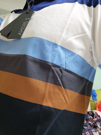 很不错，不知真假，但面料很舒服，比较凉快，风格也不错，L码也很适合平时穿175T恤的我。包装也很规范！