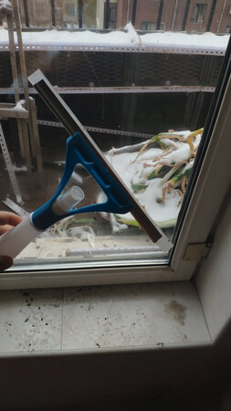 我只能给差评了，讲真，我不说以前京东没给过差评，今年这个商品绝对是第一次。商品软踏踏的，尤其是把手的部位，稍微用力就会变形，脱。再说前面的头，胶皮条也是硬硬的一块塑料，擦出来的效果并不理想。别说八块了，五块都不值！！今年买的最后悔的产品，没有之一。
