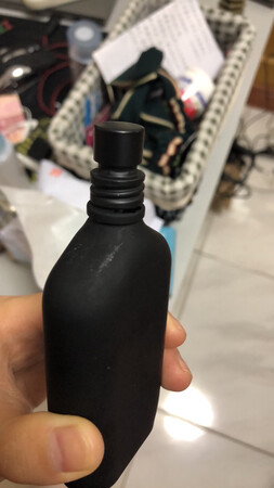 首先香水外观好看低调，给赞！味道超级好闻的花香，个人感觉比某品牌的邂逅要好闻，价钱评价又大碗，味道味道属于清香素雅，不属于浓郁型，适用于上班，平时喷，学生党，都比较适合。留香的持久度也还可以，性价比比较高，送给朋友当礼物也不会很low，不足的是我收到的货瓶身有很大的划痕，因为开封了之后才看到，所以就没退。