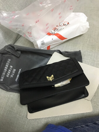 给2颗星吧，外观还可以，但是质量还没有我买的几十块钱的质量好。包装也特别简陋。