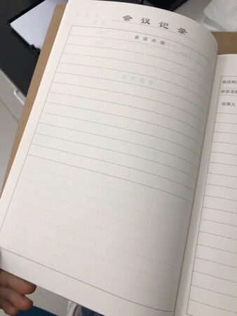 产品设计：很棒的设计，前面有几页是目录格式设计，感觉很人性化，后面好好好
纸质挺厚实的，封皮更厚实，很好的保护到里面，本子的厚度不是太厚，刚好吧，少记录一些，
总体很好的一款本子，主要感觉价格也不高啊。