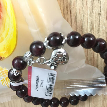 京东自营的东西让人放心，手链很好看，石榴石品相很好，收到就立马戴上了，戴着特别好看，好评。