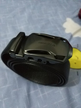 产品跟图片一样的，皮带感觉是真皮，下次还来买物流佷快，昨天下单今天中午就收到