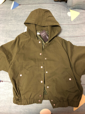 感觉跟实物还是有一定差距，后面的带子一根缝进去了，有点不过关啊