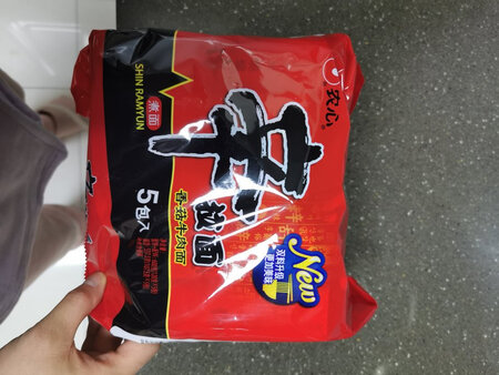 这个泡面真的是全家人的最爱了，面条劲道有弹性，一口下去真的爽到爆啊，每次买一袋都被老公偷偷吃掉大半袋，有时候煮好了饭都不吃，非要来一口辛拉面才过瘾，自己加点料，来点青菜，卧个鸡蛋，一根火腿肠，完美搭配，完美口感，一次一袋都不够的节奏，家里两个宝宝都抢着吃，不过不敢给他们吃太多，给他们尝个鲜，其余我包干
