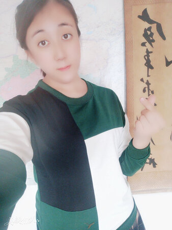 衣服收到了，挺合身的，特别柔软，穿上显大气，运送速度也快。