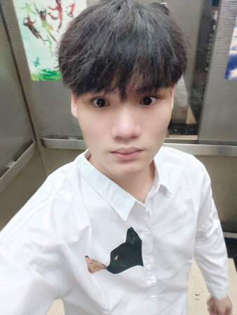 衣服布料很好，穿着非常舒服，很修身，帅气，值这个价。