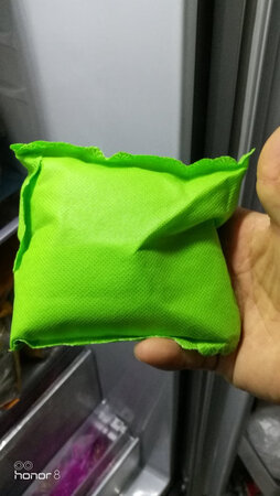 使用效果：全新的吸附异味的材料，科技感十足，短时间就达到了去除冰箱异味的效果，真的是太棒了。
祛除甲醛：对于祛除甲醛因为没有专业的检测设备，所以不能给出明确效果，但是我认为会有一定的作用。
使用感受：使用便利、物美价廉，能够重复利用，非常划算！
适用人群：适用所有的成年人，注意对未成年儿童的监管。
适用场景：适合家庭新房装修后的去异味，去有害气体，冰箱、冰柜等容器内的异味祛除。