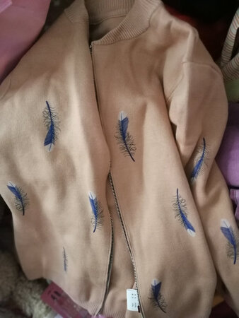 衣服质量很好。摸着很舒适。婆婆很喜欢，只不过有点色差。推荐大家购买。