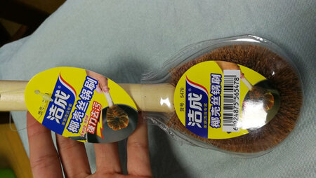 有一点点掉毛。物流非常快，基本下单后两天到。