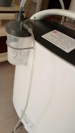 给老爸买的，老爸多年的肺气肿，以前用的制氧机坏了，老爸让买个好点的，我就选择了鱼跃，我头一天买第二天老爸就收到了，包装很好，老爸说箱子套箱子，开封就试，老爸特别满意，还给我发过来照片，声音也比以前那个小了，出氧量也满意，老爸说咱国产的就不错么，逢人就推荐，~群给人推荐说他买的制氧机有多好，我们做儿女的，老人满意我们就开心！