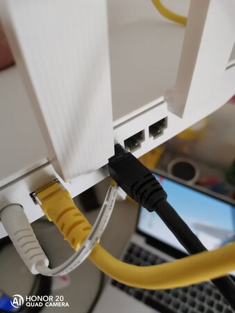 产品质量：还行，但是不知道为什么插电脑以后，过一会自动关机，不知道是不是冲突，而且有时候插电脑网线的部位，老是不稳定，动不动老是掉线