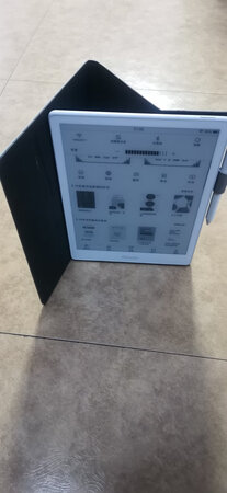 本子很漂亮，比pad轻多了，大小正合适放在书包里，看屏幕跟纸质的感觉真的很像，原装的套子也很漂亮，功能还在研究，没在书架里找到分类管理的功能，不太方便 ，希望下次升级能加上，京东送货很快，也赞个。
