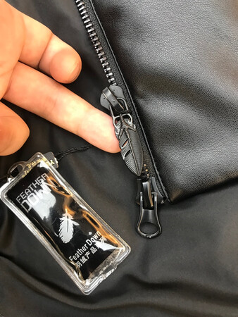 羽绒服真好，特别喜欢，是真皮的，实物比图片好一百倍真的推荐大家买真心的绝对好评！细节完美小拉链都这么精致对比好多家支持正版