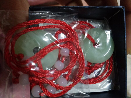 非常漂亮，超级超值
一次性买了两款，拿到饰品很满意
非常满意的一次购物
还送了一个项链