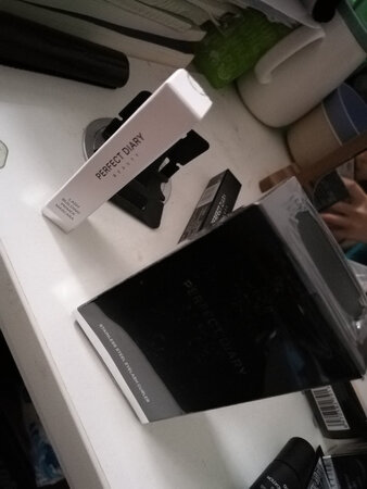 挺好用的，就是感觉没有那么明显的变长，可能就是加深了一下，还送了睫毛夹，很好用。棕色的感觉颜色也不是很明显，不过总体来说还不错。容量也很小。不过包装挺好的，这次买了一系列。感觉还可以，不粘眼睛，比之前买的好很多，之前买的一涂就粘，很难受，脱妆很厉害。这个还好，一般满意吧！
