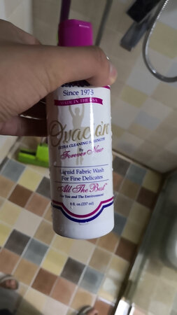 老婆一直在用这个洗液，挺好用的。正好赶上双十一怕~发货慢，专门让我在京东上买的。不得不说京东物流就是快，从来没让我失望过，服务也好，还都是送货上门，这一点目前还没有哪个快递能比得上，希望京东越来越好。