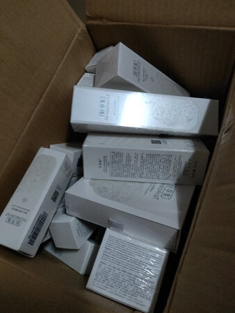 一直用佰草集补水保湿系列，这次体验一下美白提亮系列！还没用。活动买的 很划算，期待效果，之前一直都是在专柜买的，第一次尝试在京东自营买！
