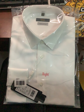 一共买了三件，开封了一件，尺码很正，料子手感也很好，就是感觉有点薄，和其他的***和海澜之家的比起来稍微薄了一点点，但是完全能接受，主要是价格实惠，别人家一件我都能买三件这个了，总的来说这个更加适合内搭，不适合单独穿，如果是内搭的话其实这个衬衫的缺点一个都没有了。