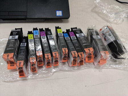 又来这里买墨盒了，一次就买2套。持续在这买墨盒都一年都了。墨盒质量非常好，颜色很正。发货很快，下单很快就收到了。用完了再来买哈。