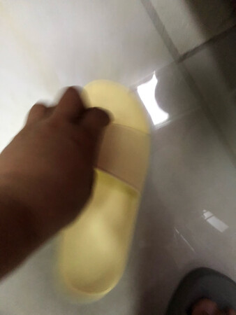 ~的拖鞋很不错，很静音，穿着也很轻，你是买了两双。宝贝非常好，京东物流快，没有质量问题，值得购买！强烈推荐！