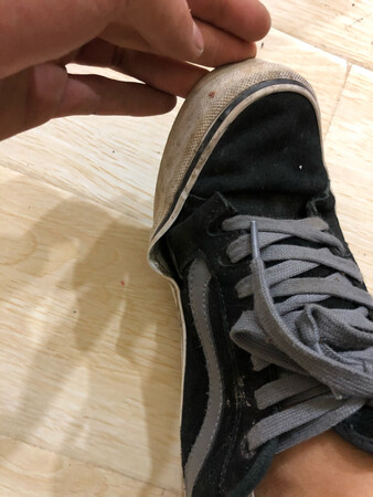 才穿几次两只鞋就出现不同程度的来口，这就是万斯的质量，简直不敢恭维，真怀疑是否正品