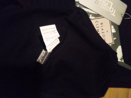 官方旗舰店买的，红豆品牌，也是老品牌了。衣服很不错，搞活动买的，一次买了好几件，价格也很优惠。纯棉的，款式很时尚，穿起来很舒适，不扎皮肤，很柔软。红豆生南国，此物最相思。京东商城的产品一直都是很不错的，网购就选京东，你值得信赖。