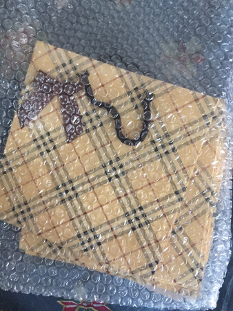 手提袋很雅致很有品味，适合送给年轻女性。