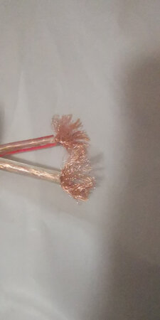产品质量：不错，线材柔软，铜丝堪比发丝，没法数，应该是2*200芯。
产品性能：还没接音箱，不过好线材我也听不出差别，反正芯多，支持功率大。
好评。