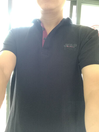 衣服比较修身。建议胖一点的人买衣服的时候稍微买大一号的。
