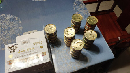 网上查的猫罐头排行，常年前三，应该还是比较靠谱的。正好这次手速比较快抢到了199减100的券就买了一箱试试。看包装还行，蛮高端大气上档次的，就是有一半的罐头都撞瘪了，不知道是原来就这样还是送货时候撞的，还没吃，吃后再评