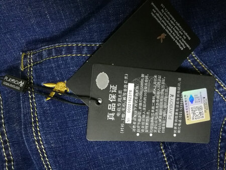 很愉快的一次网购，从开始客服的热情导购，物流快次日到达，第一眼包装精美，纽扣精致，吊牌正品，试穿感觉合身舒适，初次水洗有正常掉色，建议商家日后可以提供一些固色剂。总体来说裤子很好，媲美商场里300-400的裤子