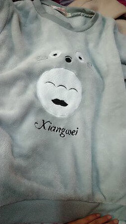衣服手感柔软，很亲肤！衣服也是洗过才来评价的哦！没想到物流很快哦，放到水里泡了一会也没有出现掉色现象