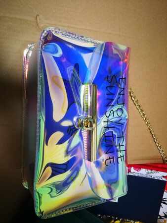 物超所值，快递很快，包包可爱又时尚。已经买了她家十几个包包了，中毒了，超爱的！