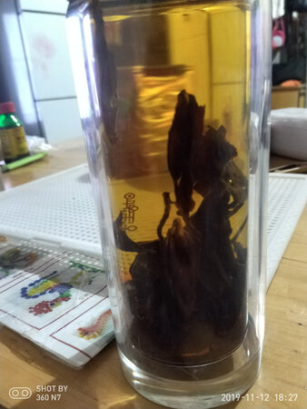 包装很像烟，里面的小包装携带方便，出差旅行必备之饮品，以前经常喝遵义红茶，夏季喝绿茶，红茶暖胃，价格不贵，性价比高，适合自己喝，送朋友的话包装也还不错，作为商务礼品的话就有点简陋了，没事和师友品茶论道，岂不快哉，朋友说这茶还不错，以后会回购的